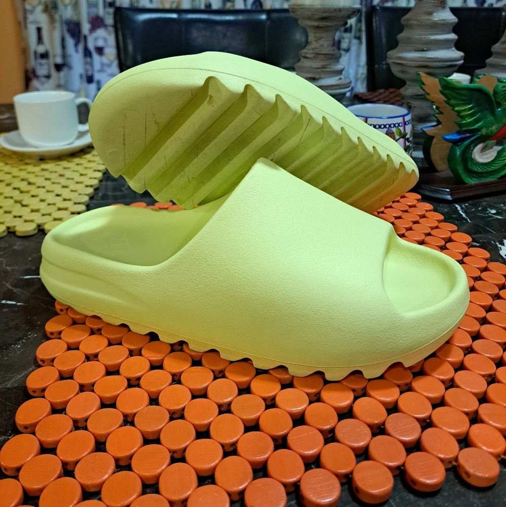 Adidas Yeezy Slide Glow Green Men's Size 11 Pre Owned In Great Condition